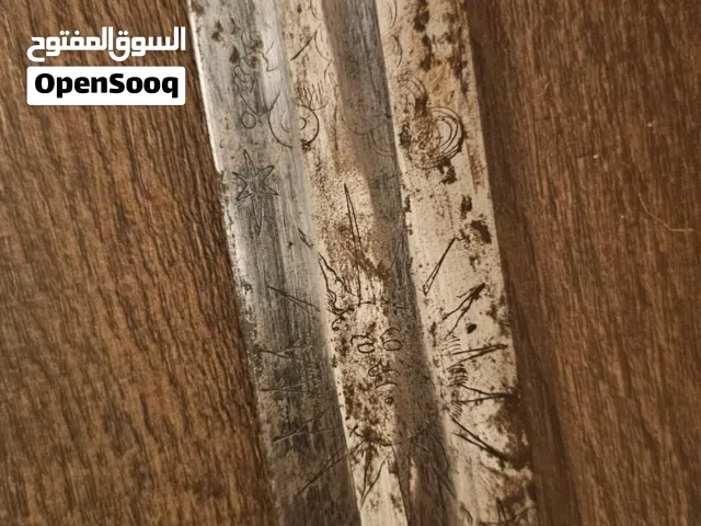 سيف عتيق أبو فلج منقوش بقمر وشمس ونجوم وسحاب بسيف