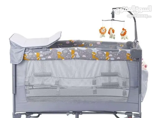 تخت الاطفال nex to me  امريكي فخم جدا كامل الاضافات بسعر حررق علاقه العاب وفرشه لغيار الفوط وعجلات