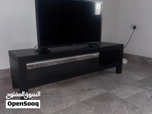 تلفاز LG شبه جديد مع طاولة تلفاز