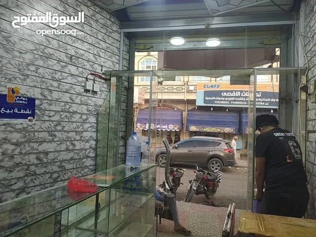 باب اسكريبت زجاج واجهة مع دولاب رفوف زجاج للبيع بسعر مناسب جداً 200 الف ريال