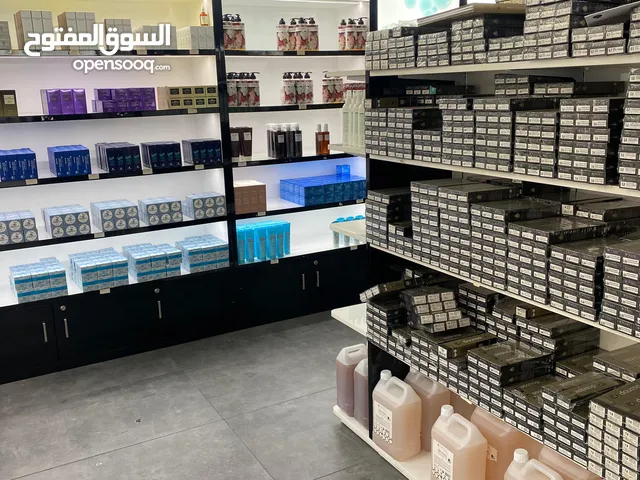 للبيع محل معدات ومنتجات تجميل مع ركن للفضة والإكسسوارات