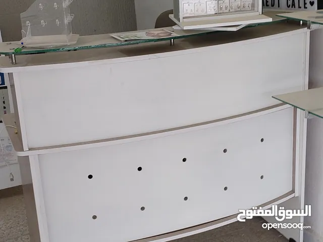 بيع معدات ديكور يستخدم في صيدالية بيع هواتف بيع ملابس بيع عطور