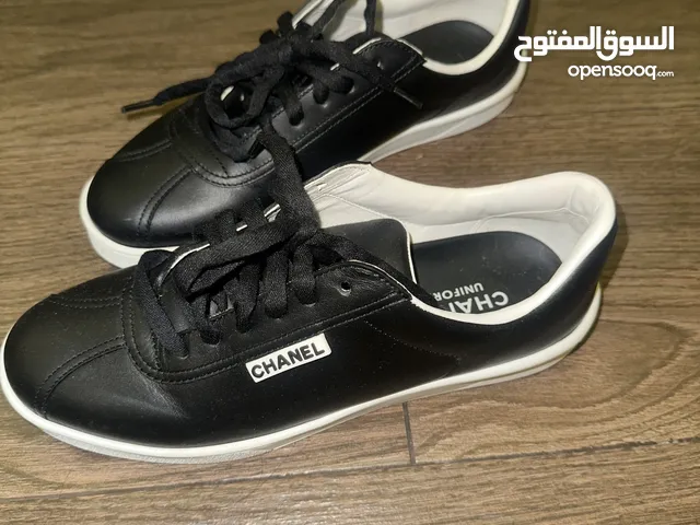 جزمه شانيل اصليه وعندي مايثبت