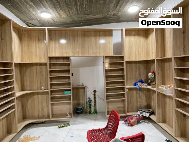 السلام عليكم رفوف مال محل 14 قطعه مع ميز مكتبي نضييف كلش ومابي اي كسور ومرتب وجاهز للبيع مستعجل