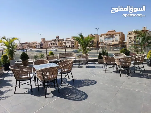 كافية للبيع في مول واجهة على شارع رئيسي وسط كثافة عالية بفيو بانورامي علي البلازا والمحور الغربي