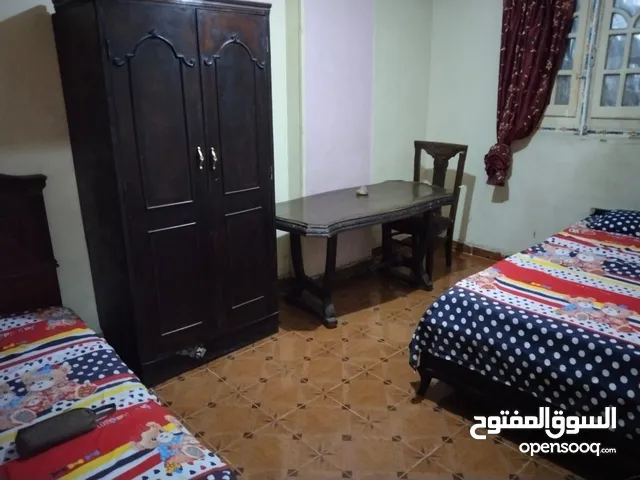 غرفه سريرين داخل شقه مفروشه للايجار بشارع العشرين بالجيزه