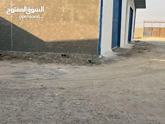 مخازن للايجار ( نظام الجملون ) مع ساحة كبيرة للايجار