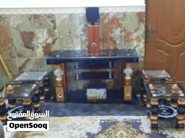 ميز شاشة مستعمل شبة جديد ووياة 4 طبلات مستعملات