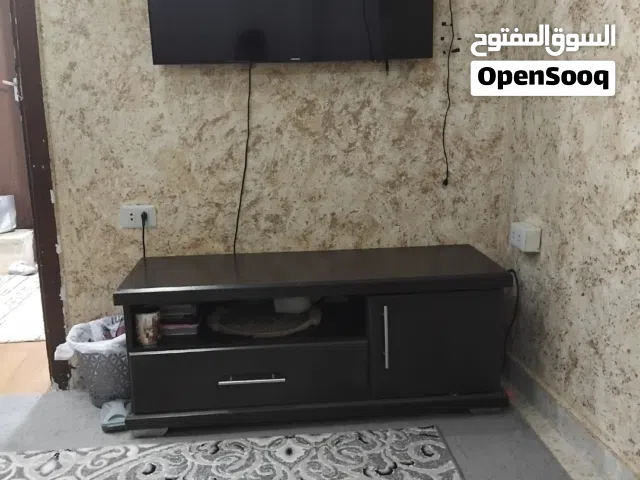 ديكور شاشة خشب ثقيل مع رفين بحالة ممتازة بدون خدش