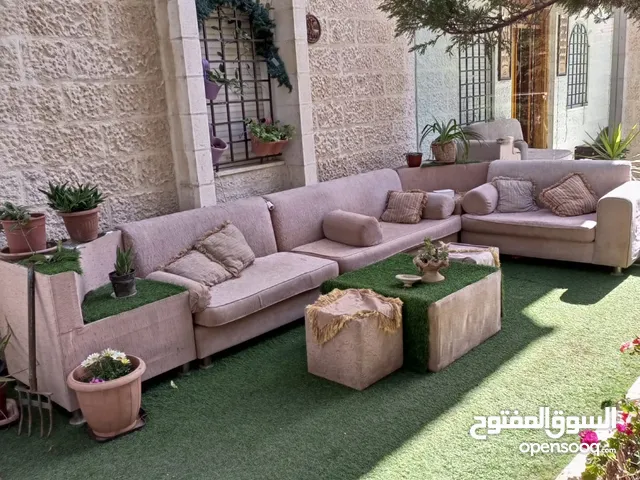 طقم كنب كورنر بحاله جيده جدا مع طاوله كبيره وطاولتين صغار