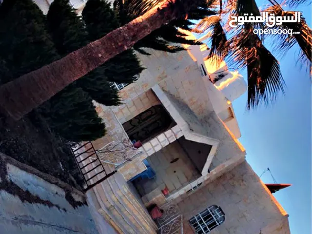 أرض تجارية مع بيت حجر فاخر للبيع مع اربع مخازن قائمات على الشارع الرئيسي من المالك مباشرة