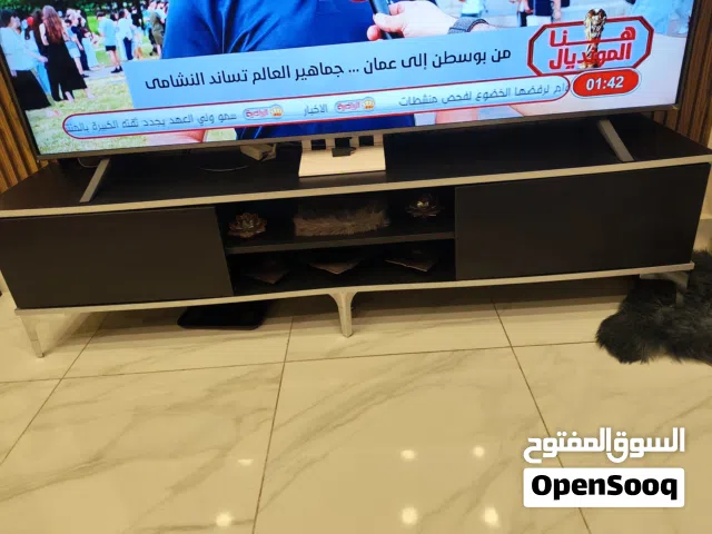 طاولة تلفزيون تفصيل خشب زان  استعمال 3 شهور بحالة الوكالة