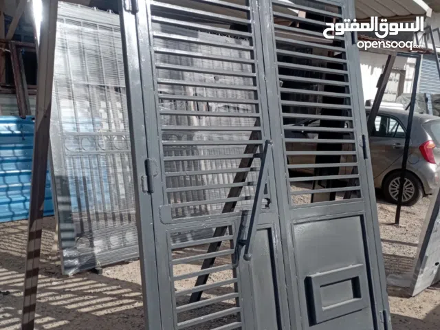 باب حديد سميك صيانة حديثه و مزوق توا توا للبيع