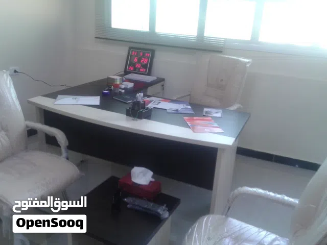 طاولة مكتب ايطالي بحالة جيدة