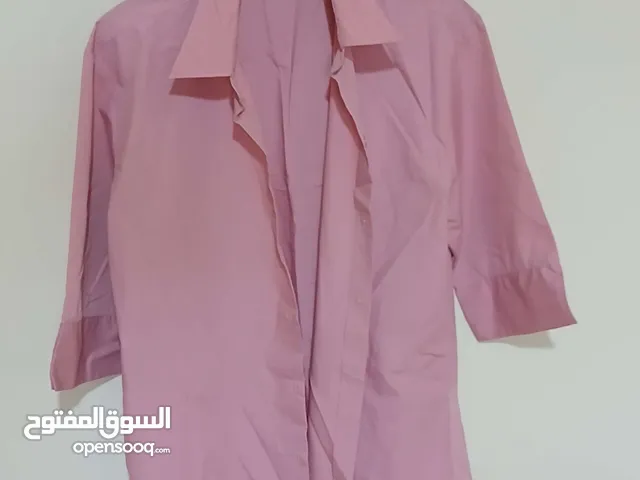 قميص وردي أنيق نسائي بأكمام 3/4، قماش ناعم ومريح، مثالي للمناسبات الرسمية أو اليومية