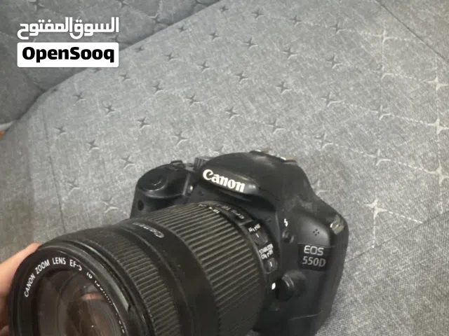 كاميرة كانون مع عدسة