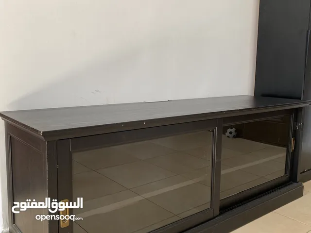 طاولة تلفزيون خشب شبه جديد مع أبواب زجاج سحاب بطول 160 cm