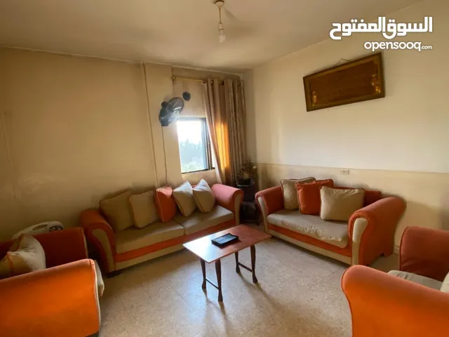 طقم كنب مستعمل جيد الموقع طريق المطار قرب كازيه المناصير