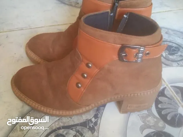 شوز حريمي مقاس 41 استعمال خفيف