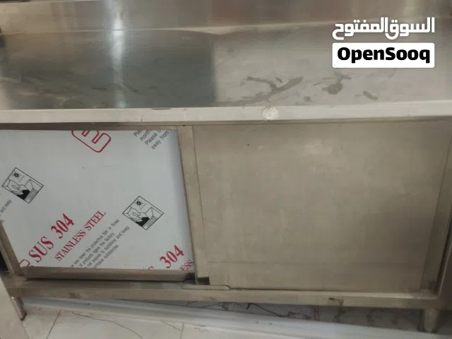 يوجد طاوله استيل  متر ونص مع ثلاجة وكوشة و بانيو مارية وبنك