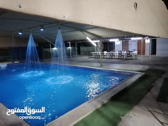 للبيع مزرعه قائمه 3 فدان في إبراء - اليحمدي بها منزل كبير مؤثث وأحواض سباحه و37 نخله مثمره