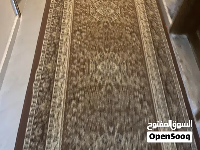 للبيع سجادة بحالة جيدة جدًا الطول 9 متر العرض 120 سم