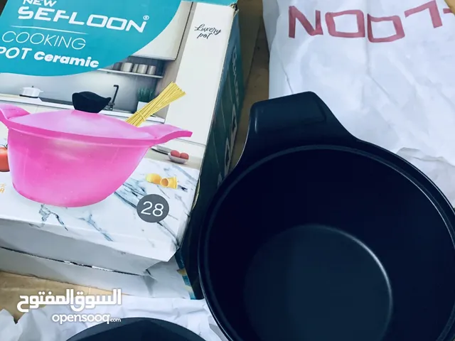 طقم يوجد به 2 حلة مقاس 28 و24 وصينية كبيرة جديد لم يستعمل