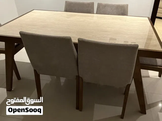 طقم اثاث غرفة معيشة ، طاولة بوفيه و طاولة للاكل ، كرسي خضراء