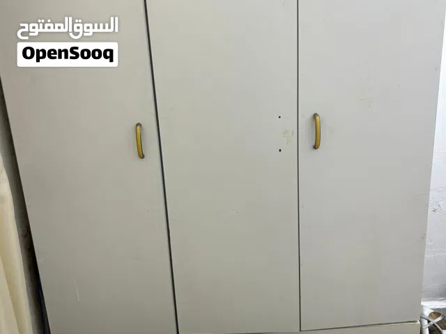 خزانة خشب لاتيه بالكامل لون ابيض  مع طاولة سفرة خشب ثقيل