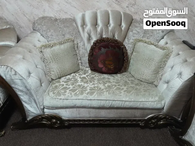 طقم كنب خشب زان مكون من سبعة مقاعد في حالة جيدة جداً