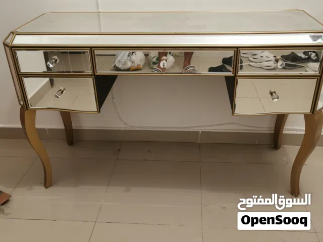 طاوله للبيع مستخدم نظيف