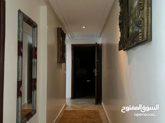 شقةتحتوي على غرفتين صالونين مطبخ وحمامين3 بلاكونة مصعد كهربائي على بعد أمتار من الكورني مسجد الحسن
