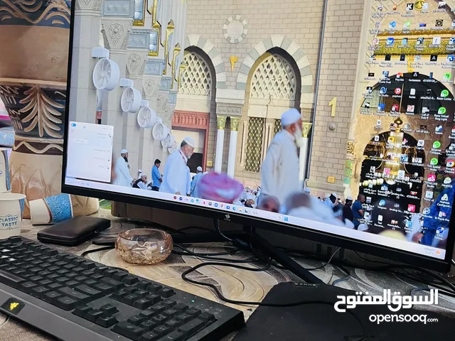 جهاز كمبيوتر مع جميع لوازمه