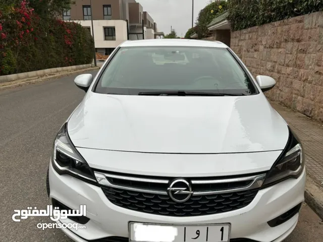 je vends mon Opel Astra 2020, excellente état prix légèrement négociable. tout les entretiens effe