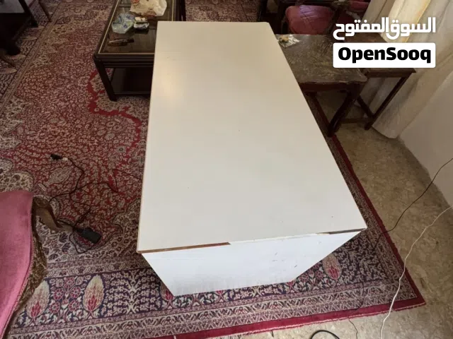 طاوله للعمل او  الدراسه