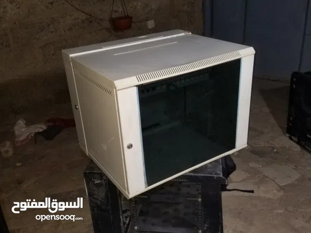 كبائن سيرفرات  وخزانه لتجميع أجهزة الشبكه وكاميرات المراقبه .