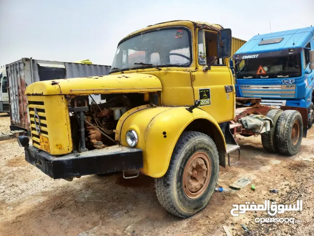 Tractor Unit Renault Older than 1970 in Benghazi