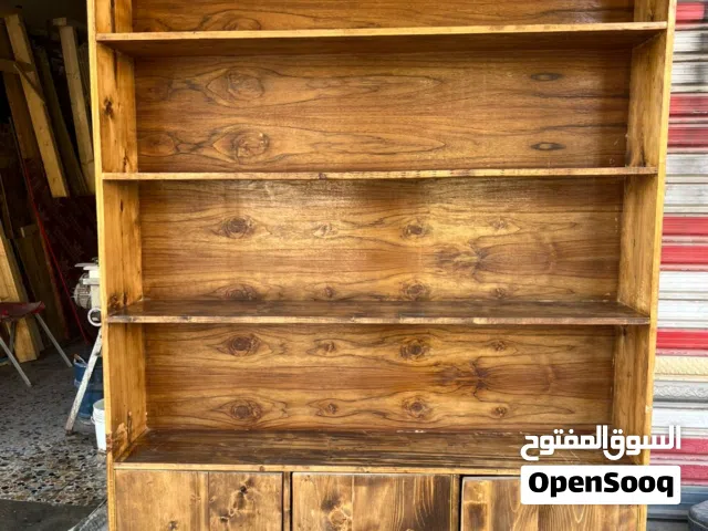مكتبه من الخشب