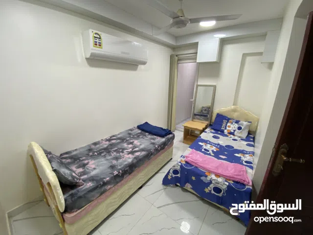 غرف بالحمام مفروشة شامل فواتير بالمعبيلة السابعة و الثامنة قريب الخدمات و الكليات