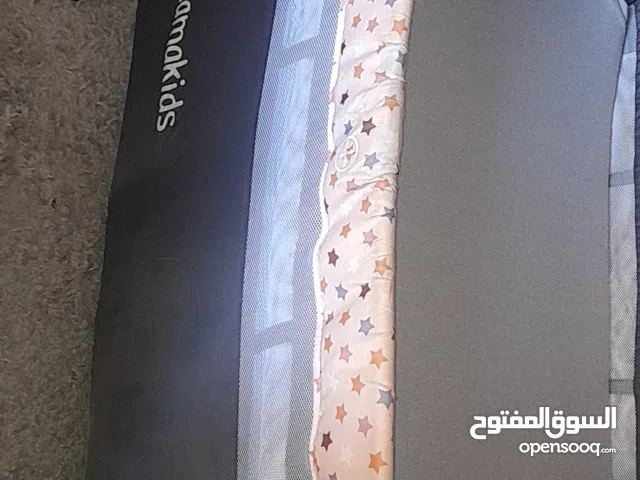 سرير اطفال مستعمل للبيع متواجد بمنطقه جبيهه متوفر للبيع بسعر مميز