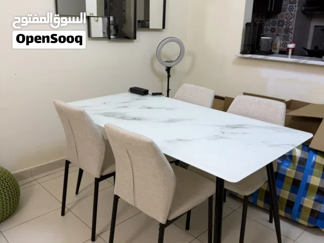 سفرة جميلة جدا وجديدة مع 2 صوفا ومرايا حائط ودرواز