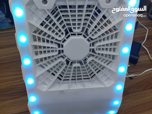 مروحه صحراويه  مضيئه محموله بواسطة يد مزوده بخزان ماء و ثلج و عين بخاج تعمل بالشحن الكهربائي الفوري