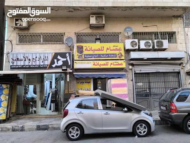 مجمع تجاري ثلاث مخازن وثلاث شقق سكنيه