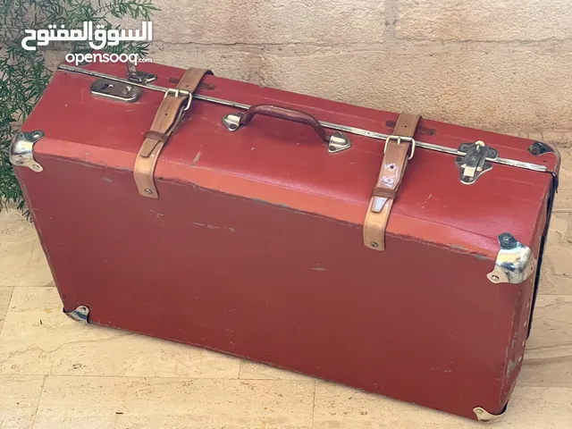 شنط سفر وحقائب قديمة ونادرة.