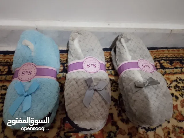 شحاطات فرو منزلية شتوية للصبايا والأطفال الصغار بالوان مختلفة وجرابات نايلون ملونة للصبايا والأطفال