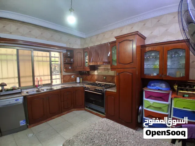 مطبخ خشب بحالة جيدة للبيع