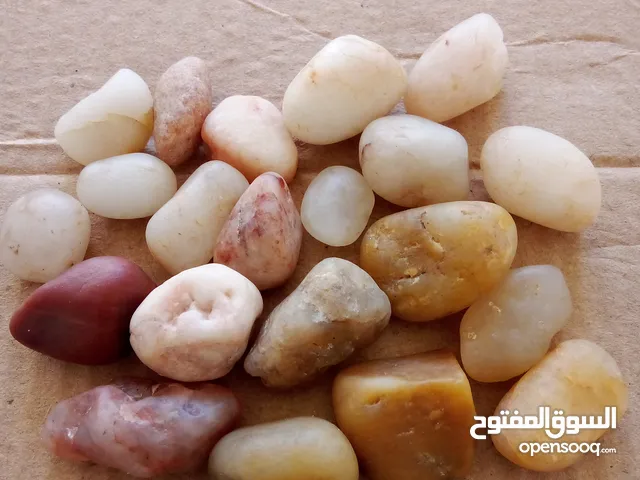 أحجار جميلة شفافة