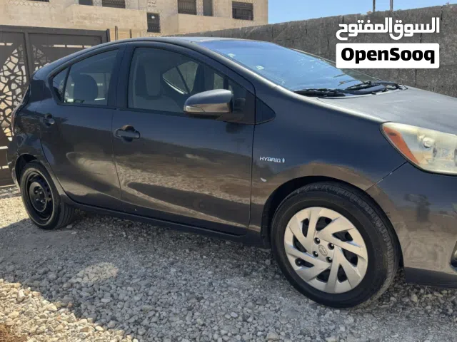 2016 تويوتا بريوس Prius C