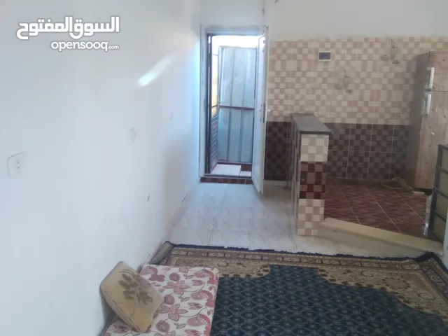 استديو صغير في جنزور بعد الكوبري دار وسط حوش حمام ومطبخ اتات كامل