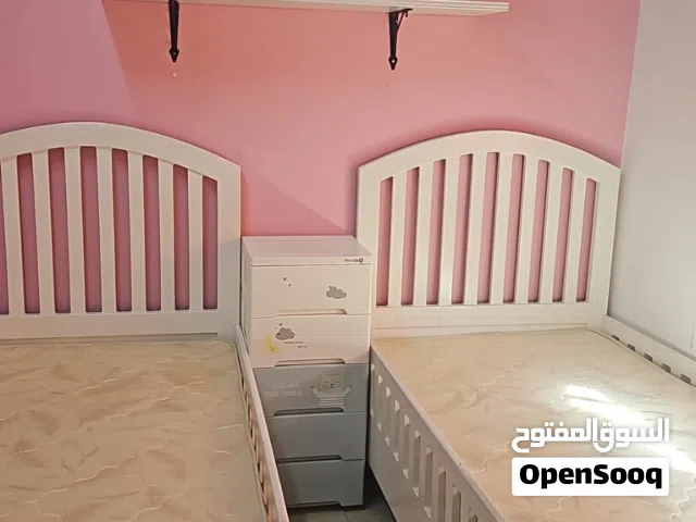 2 سرير اطفال مع المراتب والخزانة